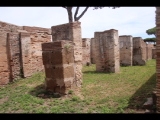 08189 ostia - regio v - via dell'invidioso - edificio (v,iv,3) - nordseite - 4. raum von westen - bli ri suedosten - 06-2024.jpg